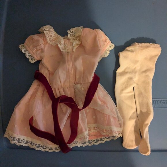 AMERICAN DOLL, GABRIELA, RETIRED, Brunette, long curly strands and blue dress - Picture 4 of 4